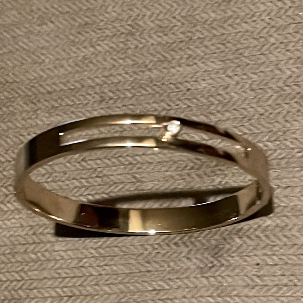 Gold bracelet with dainty jewel